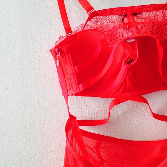 NWT VS Strappy chemise with garter straps - Picture 4 of 4